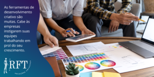 A imagem mostra pessoas trabalhando com criatividade num planejamento sobre uma mesa com um notebook, um celular, um vaso de planta, papéis, canetas e paleta de cores. Junto a um texto falando de ferramentas de desenvolvimento e a importância das empresas trabalharem para o seu crescimento.