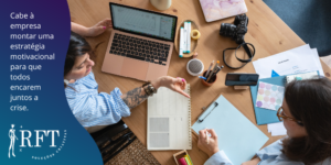 A imagem mostra duas mulheres trabalhando num planejamento sobre uma mesa com um notebook, uma prancheta, um caderno, canetas, câmera fotográfica, envelopes e celular. E contém um texto falando da importância da empresa manter uma estratégia motivacional para resistir à crise.