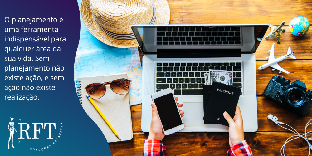 Mesa com computador, celular, óculos, chapéu, miniatura de avião e câmera fotográfica, e uma pessoa segurando passaporte com dólares, miniatura da Torre Eiffel, fone de ouvidos e descrição de planejamento.