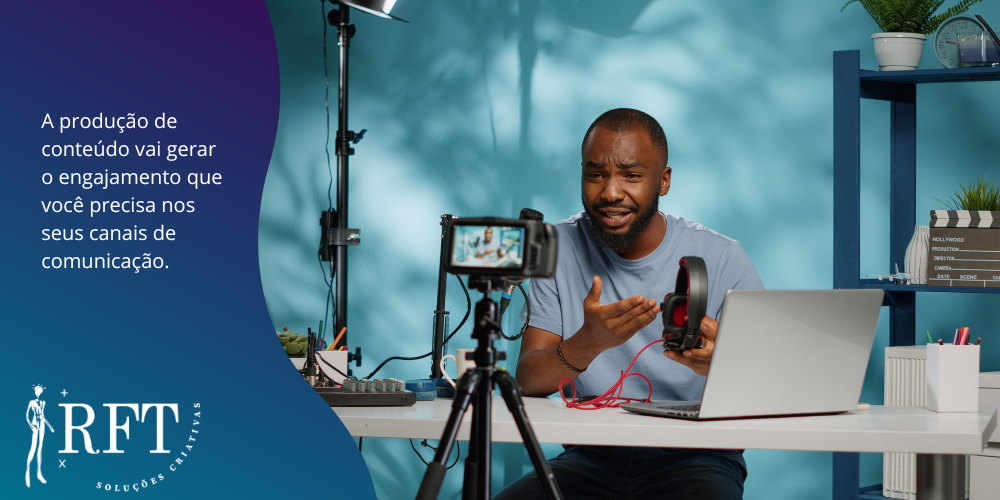 A imagem mostra um homem gravando um vídeo de um fone em sua mão, sentado sobre uma mesa com um notebook, canetas e uma estante de fundo, com câmeras e luz lhe filmando. Junto a isso, tem um texto descrito falando que a produção de conteúdo gera engajamento.
