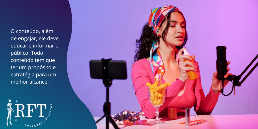 A imagem mostra uma moça gravando um vídeo com um frasco de um produto em uma mão e o microfone na outra. Ela está com um celular lhe filmando e tem om pode de salgadinhos do lado. Junto a isso, tem um texto falando da importância de que o conteúdo deve ser estratégico para gerar engajamento. 