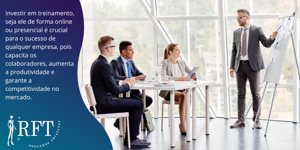 A imagem contém três pessoas sentadas sobre a mesa com um notebook, um tablet, um copo com água, caneta e papéis, acompanhando o treinamento de uma pessoa que está de pé ao lado de um flip chart. Junto a isso tem uma escrita falando da importância do treinamento.