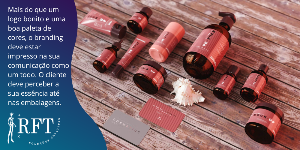 A imagem contém dez frascos deitados sobre a mesa com dois cartões e uma concha do mar. Junto a isso, também tem um texto descrevendo a importância da boa comunicação da marca até na embalagem.