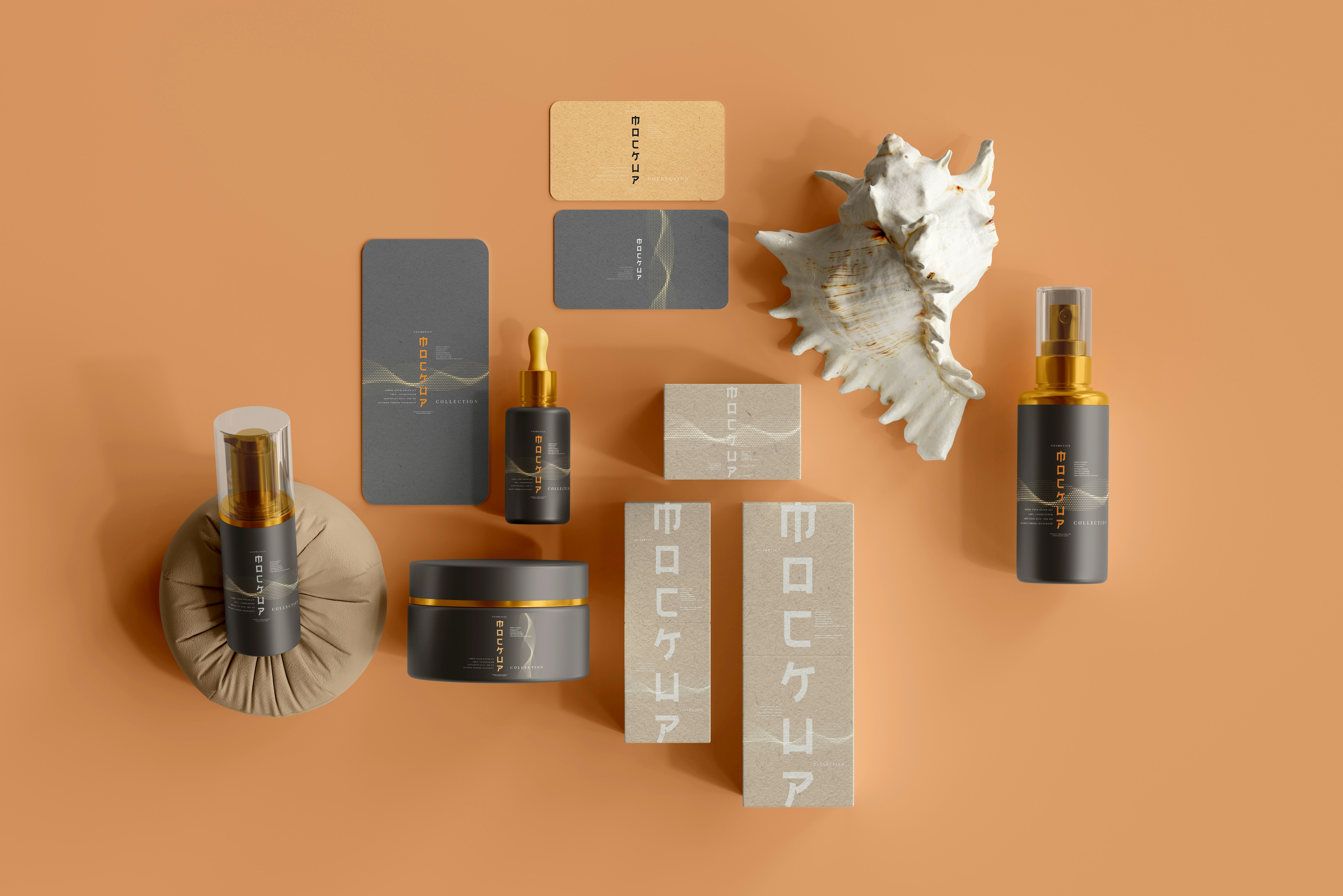 A imagem contém três cartões, três frascos soltos e três na caixa, junto a uma concha do mar. São produtos de cosméticos, e todos exemplificando o serviço de branding da RFT Soluções Criativas.